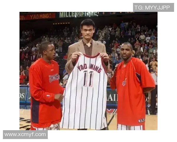 姚明从球场明星到板凳角色的转变与背后的故事解析