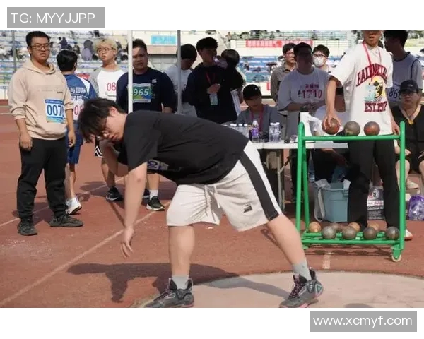 足球巨星挑战传统游戏毽子展现别样风采与技巧的精彩瞬间