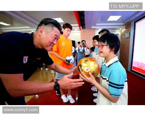 足球明星亲临新疆关爱儿童梦想传递温暖与希望