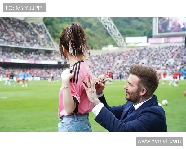 小孩兴奋地向足球明星请求签名感受偶像魅力与梦想的交汇瞬间 小孩兴奋地向足球明星请求签名感受偶像魅力与梦想的交汇瞬间