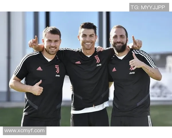 足球明星踢球头像男士形象展示展现运动魅力与激情的完美瞬间 足球明星踢球头像男士形象展示展现运动魅力与激情的完美瞬间